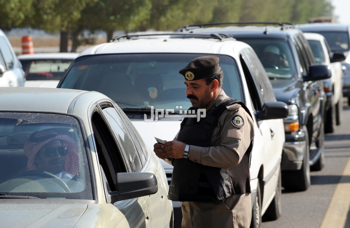 موعد انتهاء مهلة تخفيض المخالفات المرورية بعد تمديدها شرطي المرور يتفقد رخصة قيادة مواطن