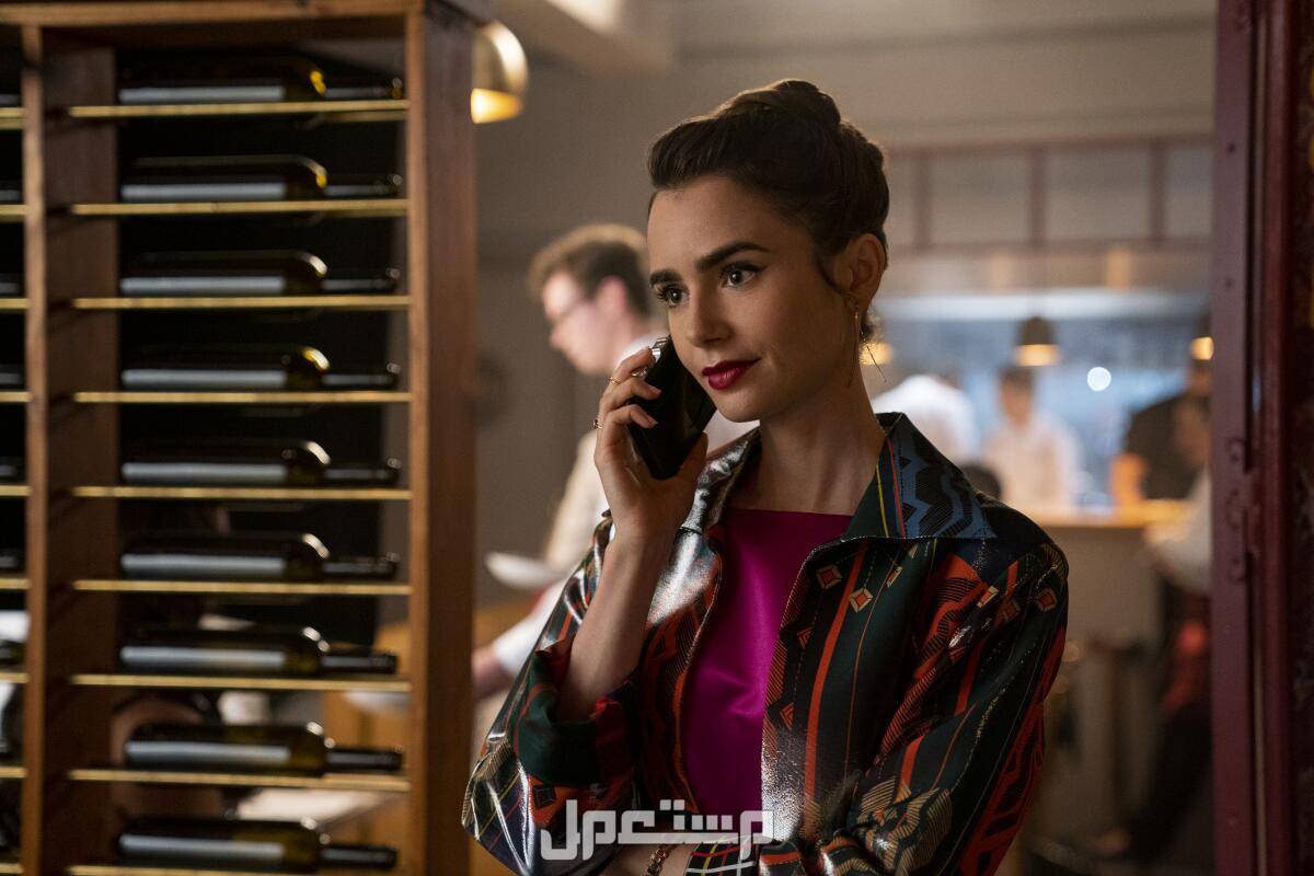 مسلسل إميلي في باريس.. القصة وطاقم العمل وأبرز احداث المواسم الاربعة اميلي تتحدث في الهاتف