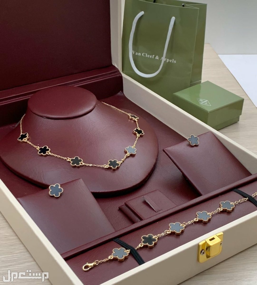 طقم اكسسوارات نسائيه ماركة فان كليف عرض خاص لطلب وتساب
0567420275