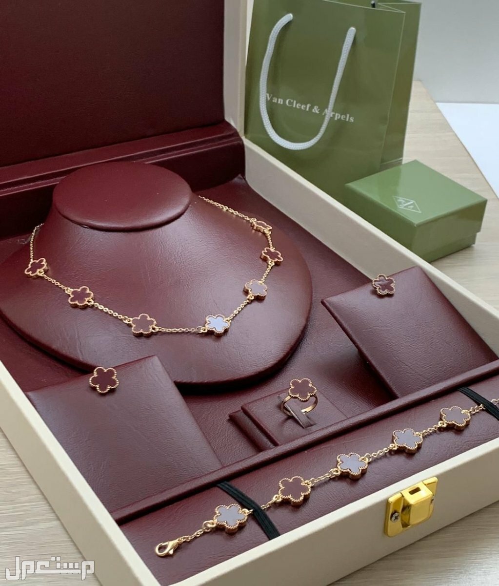 طقم اكسسوارات نسائيه ماركة فان كليف عرض خاص لطلب وتساب
0567420275