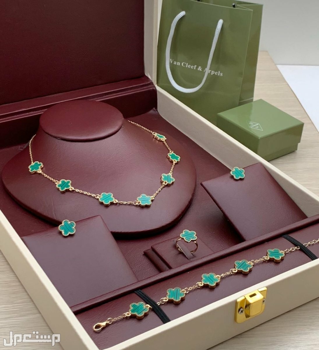 طقم اكسسوارات نسائيه ماركة فان كليف عرض خاص لطلب وتساب
0567420275
