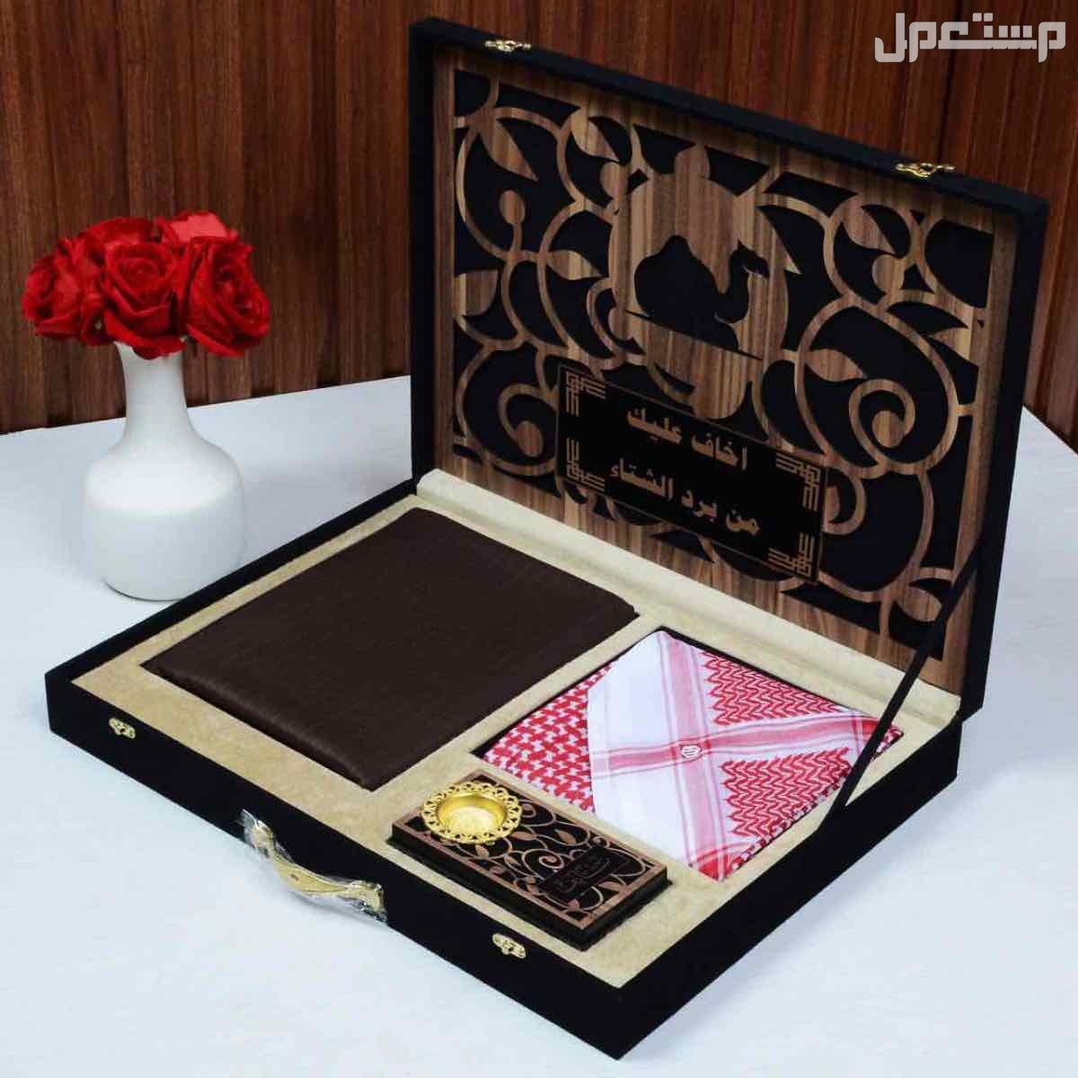 بوكس اهداء رجالي جفنشي دنهل قماش شتوي ماركة جفنشي مقلم خطوط طوليه وزن 350 جرام 3 امتار وربع عرضين مع زراير ولوقو الماركة في الجيب والرقبه ⬜ شماغ احمر ماركة هشتاغ الاصلي قطن 100%  مقاسات