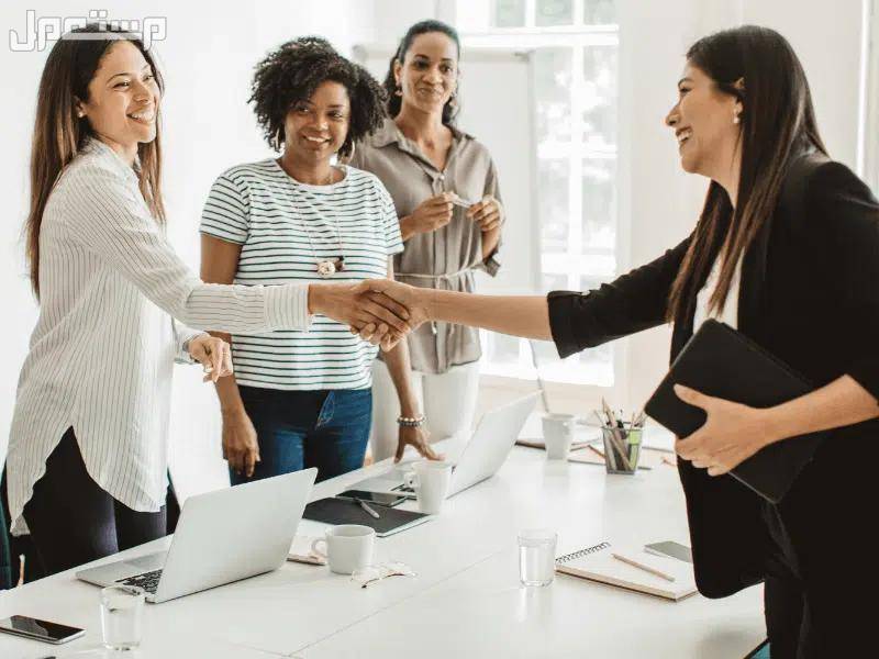 أجمل عبارات عن بداية عمل جديد الموظفة الجديد تحيي زملاءها في العمل