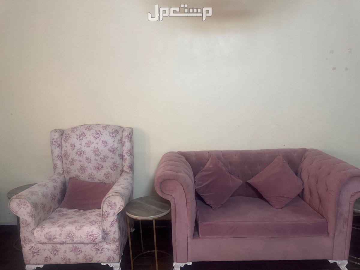 كتب مستعمل نظيف 11 شخص 3 كنبات كبيره 2 كراسي