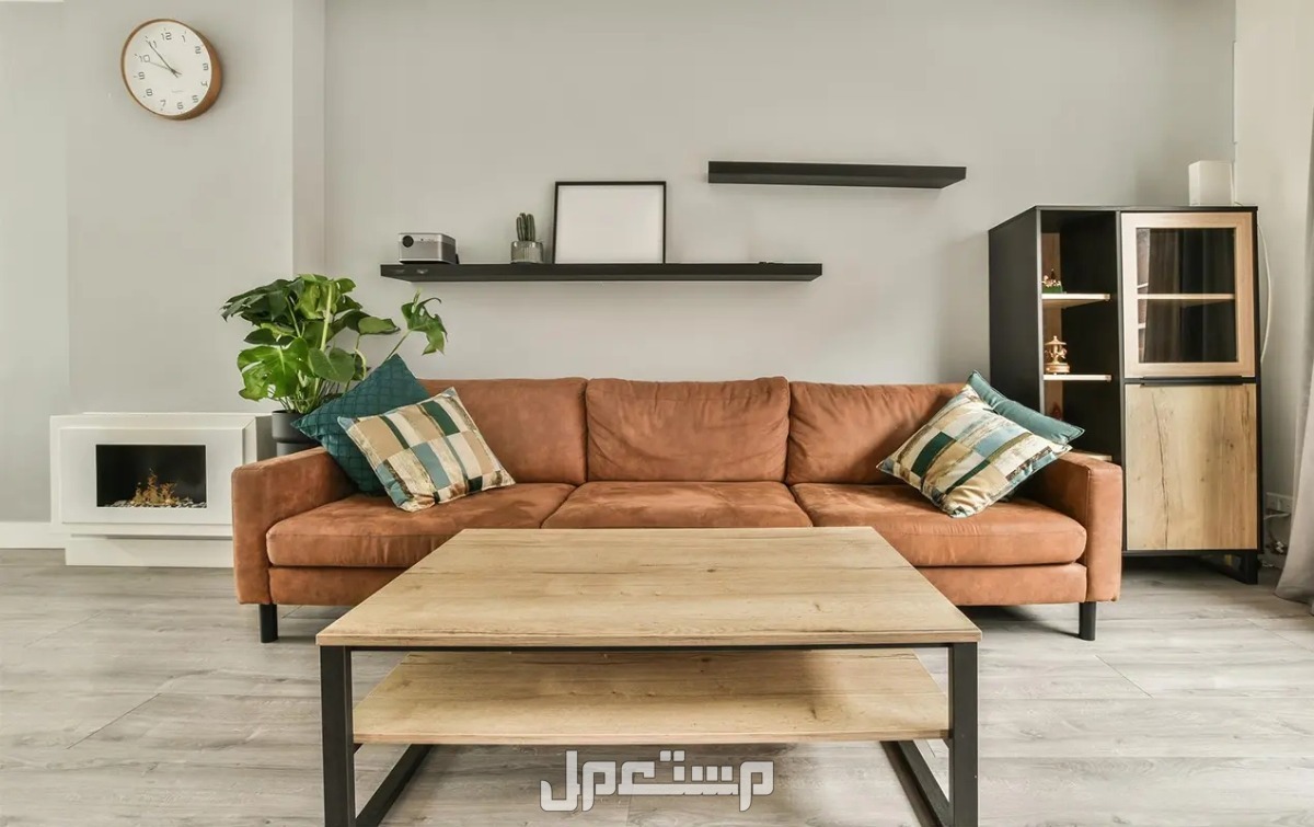 تشكيلة طاولات قهوة خشب​ بسيطة وراقية 2025 وكيفية الحفاظ عليها (صور) طاولة قهوة خشبية مربعة