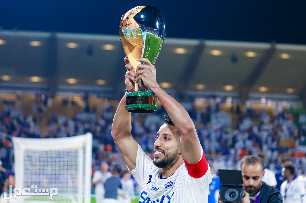 من هو سالم الدوسري وزوجته؟.. كل ما تحتاج معرفته عن قائد الهلال سالم الدوسري يرفع الكأس