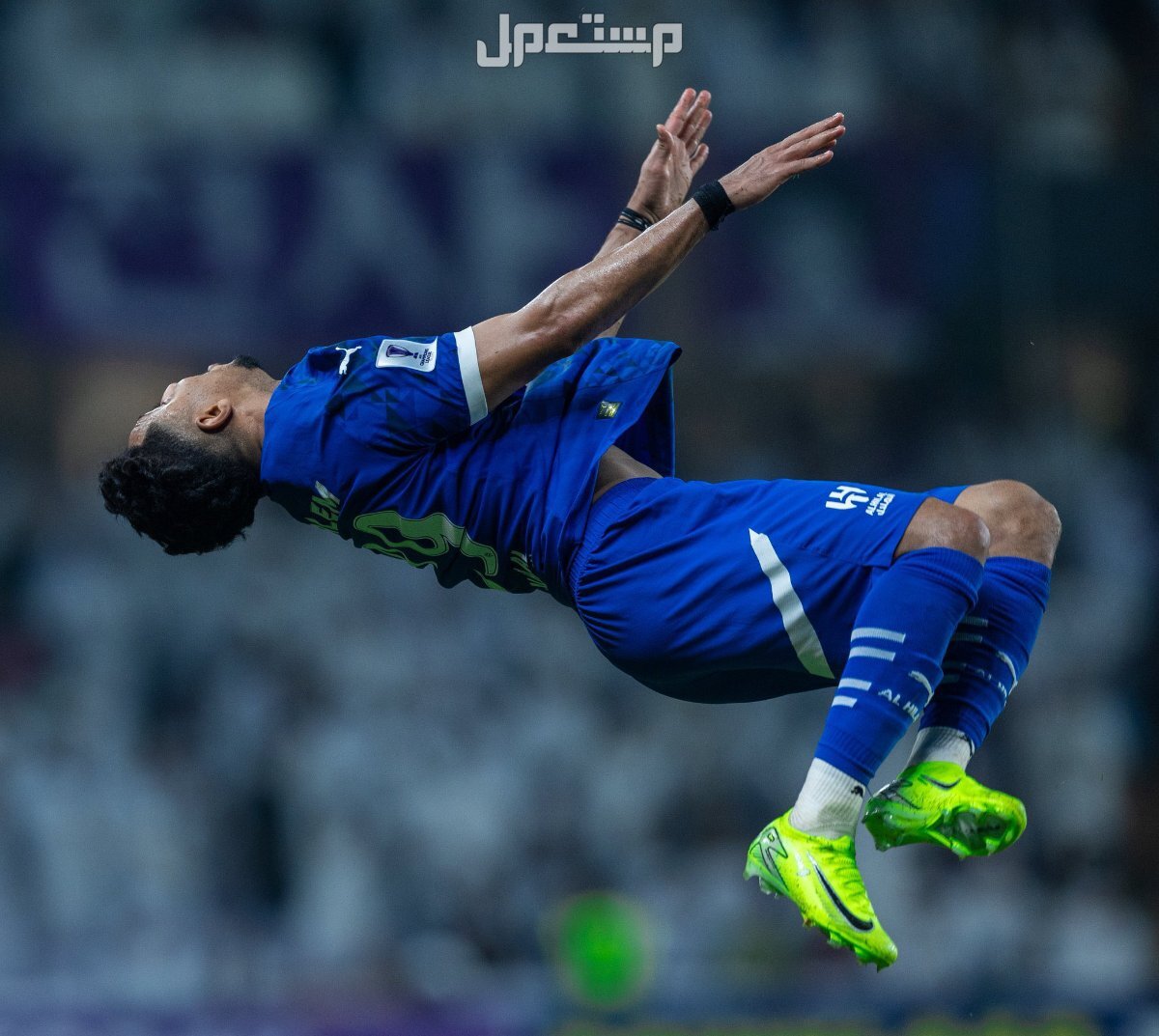 من هو سالم الدوسري وزوجته؟.. كل ما تحتاج معرفته عن قائد الهلال سالم الدوسري يطير في الهواء