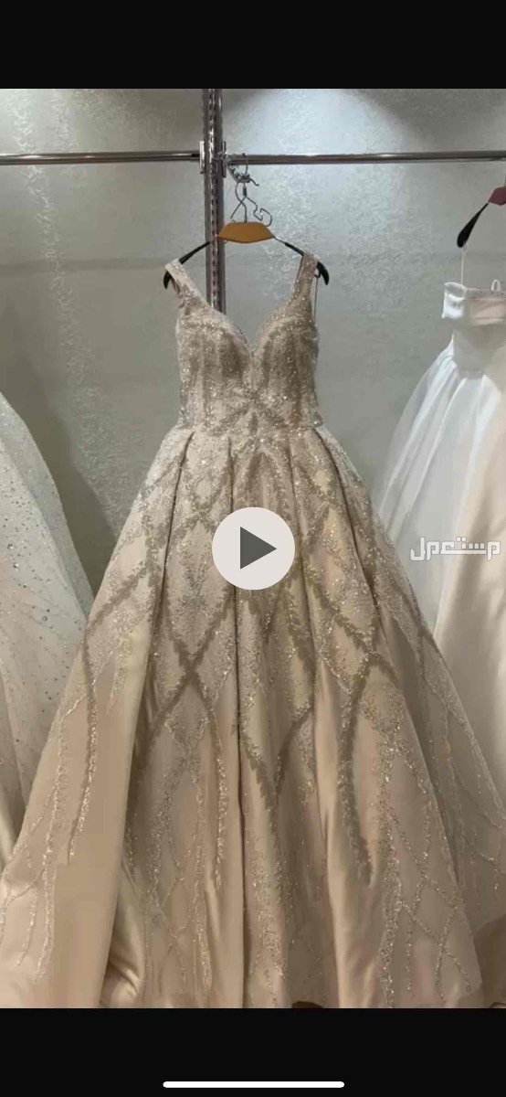 فستان عروسه نفس الوان الصوره الاولى لاكن الاضائه مغيره اللون