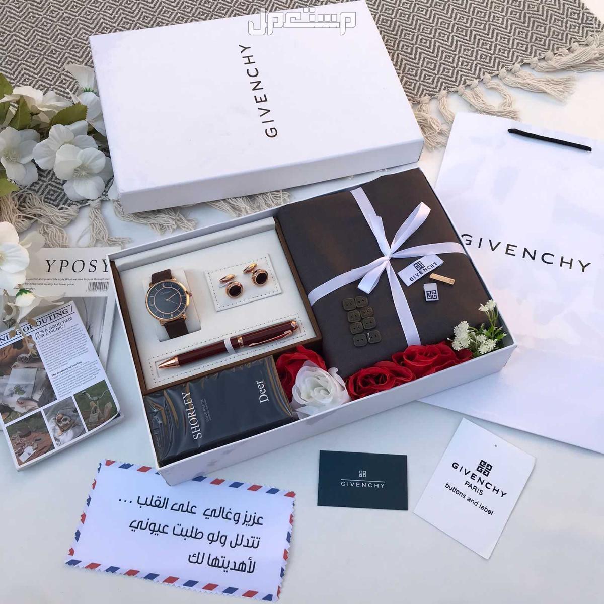 السعر 250ريال سعودي فقط🌹جديدنا😍🎁🛍️  طقم رجالي 👱🏼‍♂️ 🤏🏻قماش جفنشي شتوي  الخامه جدًا ممتازه  المقياس 3.5 في عرضين  مع طقم ساعه +كبك +قلم🎁  عطر ريحة وشكل سوفاج ديور🎁  مصمم على شكل هدي