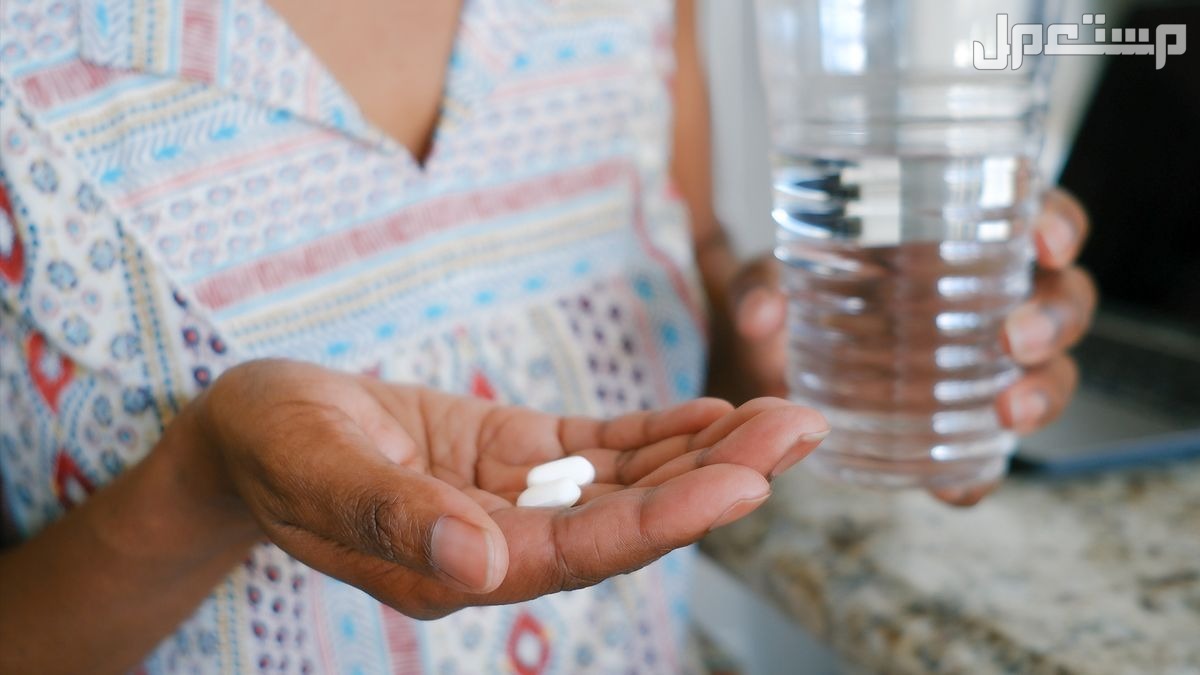 مخاطر تناول الكثير من الباراسيتامول سيدة تتناول حبوب الباراسيتامول