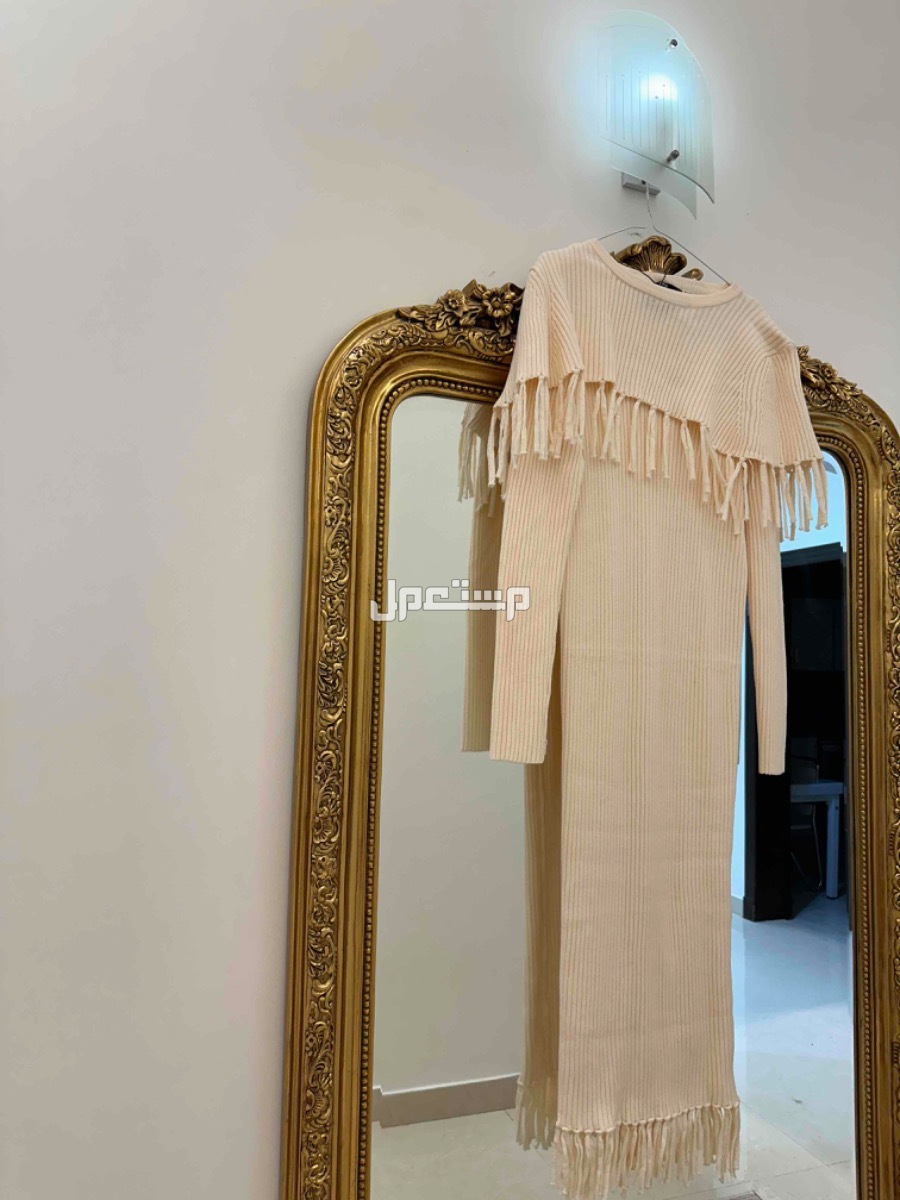 ملابس بعضها لم تلبس وبعضها لبس مره
