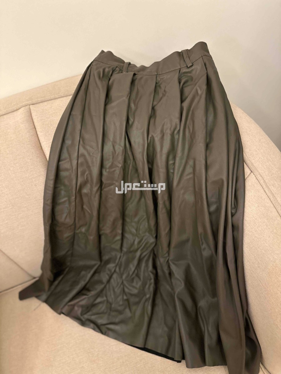 ملابس بعضها لم تلبس وبعضها لبس مره