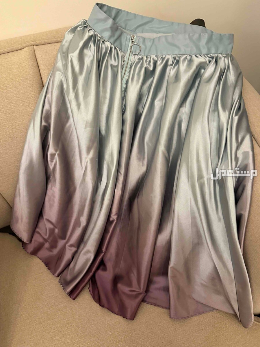 ملابس بعضها لم تلبس وبعضها لبس مره