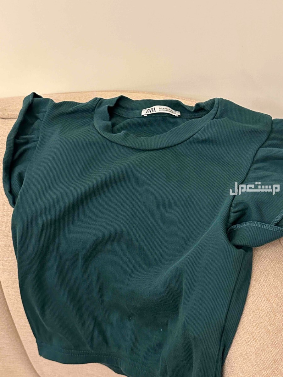 ملابس بعضها لم تلبس وبعضها لبس مره