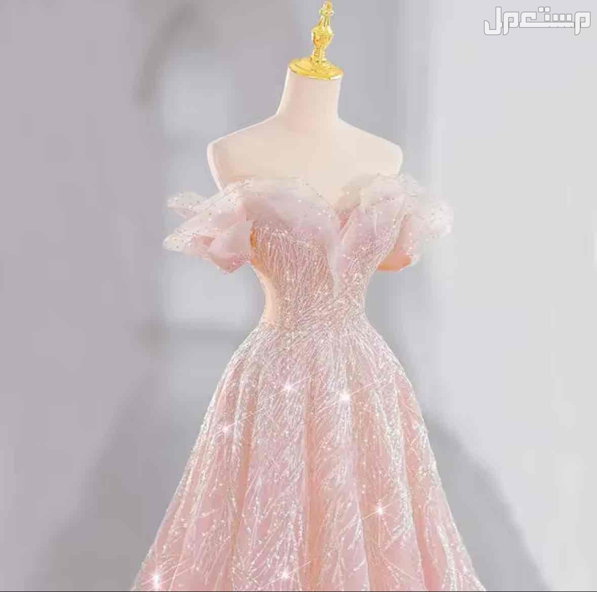 فستان نسائي لامع جذاب