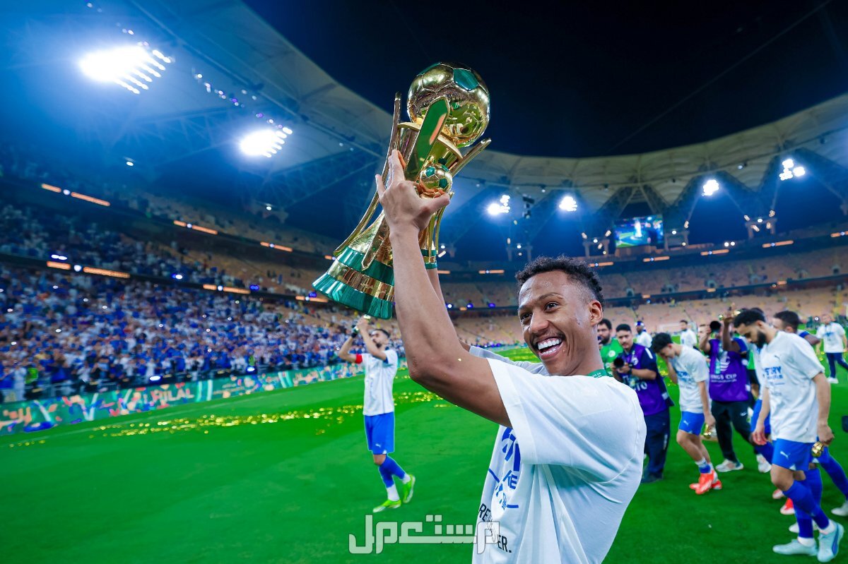 موعد مباراة النصر القادمة في كأس الملك 2024 أمام التعاون لاعب كرة قدم يرفع  كأس الملك السعودي