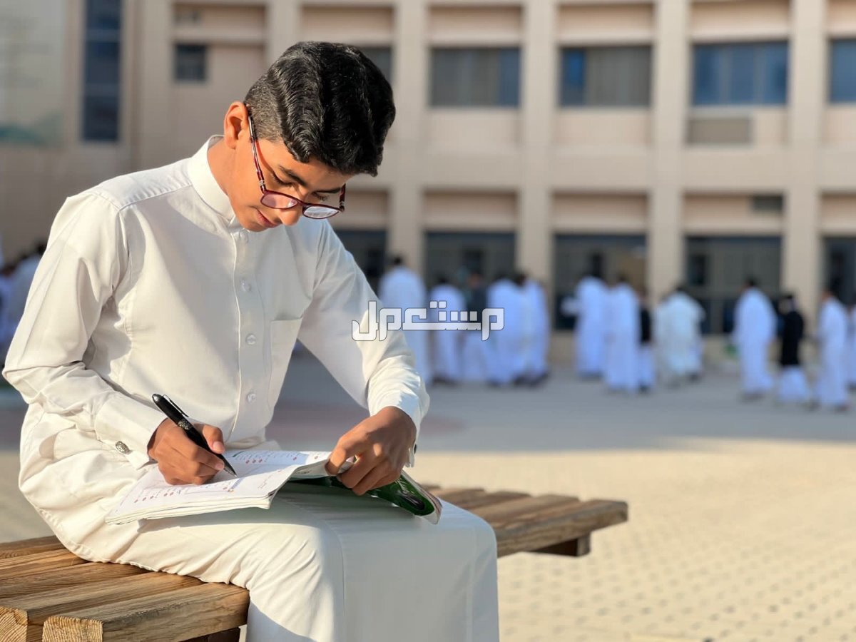 جدول اختبارات الفصل الدراسي الأول 1446 طالب يذاكر قبل اختبارات الفصل الأول