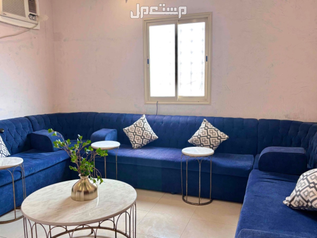 كنب ازرق مع الطاولات