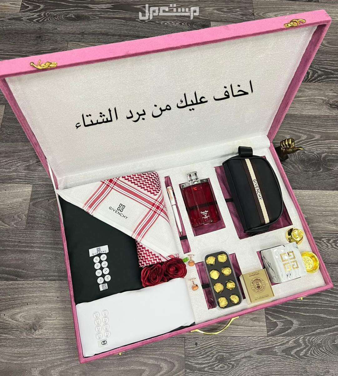 قماشين رجالي بتصميم ماركه جفنشي / جودشي ثلاثه متر وربع يوجد لدينا توصيل لجميع مدن المملكه العربيه السعوديه 🚛