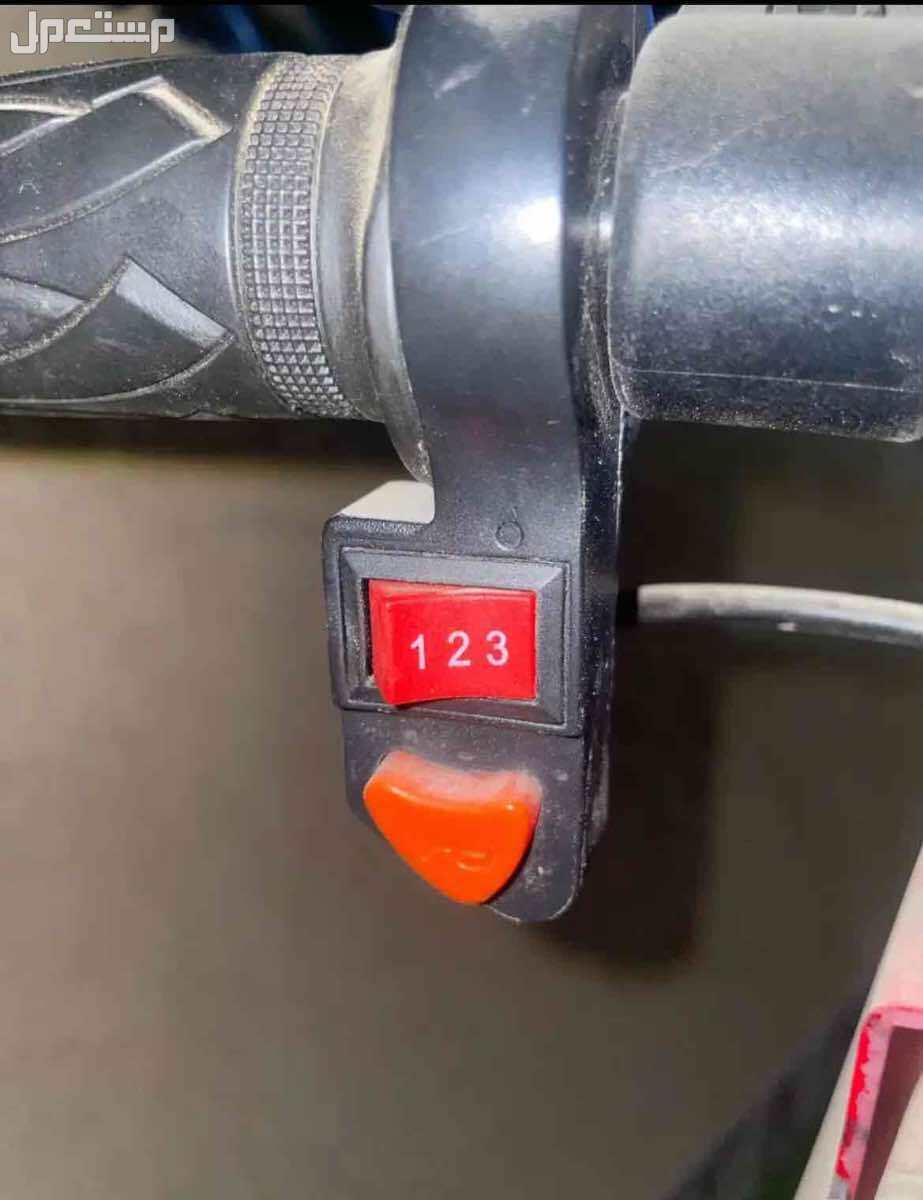 سكوتر شريته ب 600 ورخص سعره مع شواحنه ومفاتيحه وحجم كبير 36 فولت البطاريه قسم بالله انها جديده توني مركبها