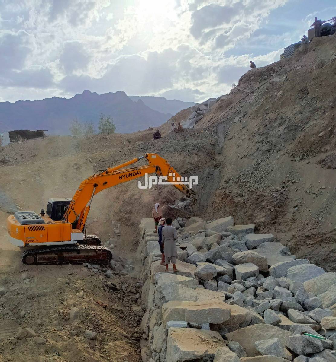 بوكلين للايجار قص اراضي وبنا حجر