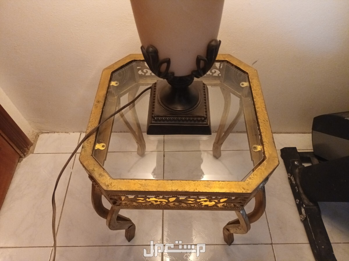 أباجورة كبيرة مع طاولة مستعملة للبيع