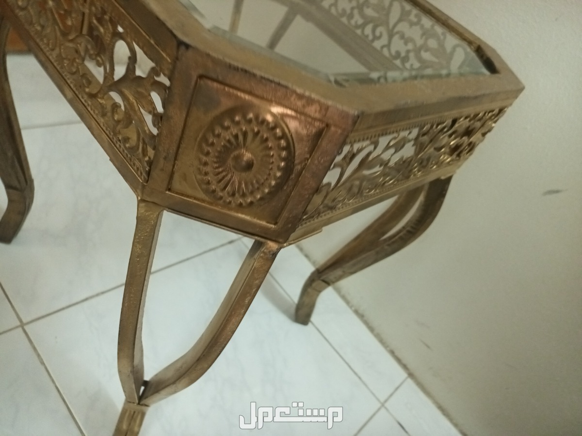 أباجورة كبيرة مع طاولة مستعملة للبيع