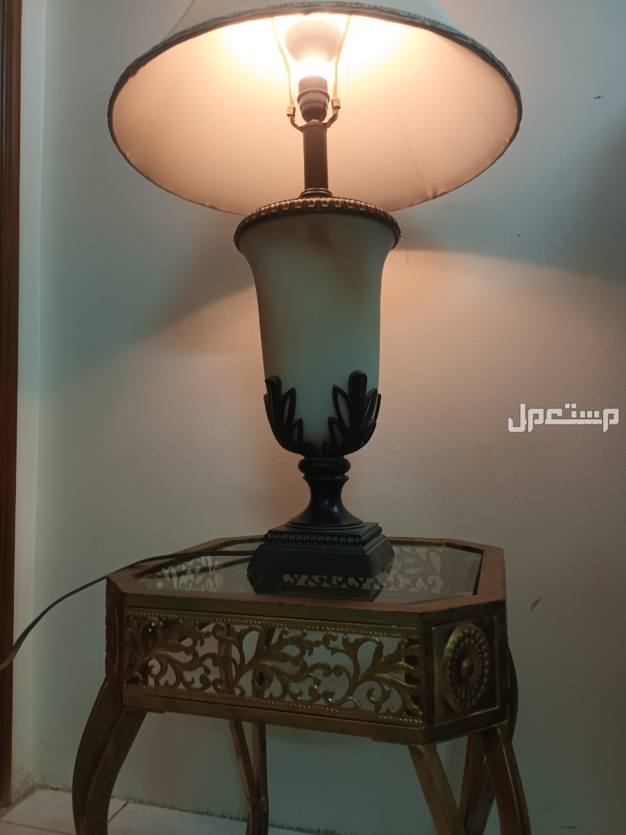 أباجورة كبيرة مع طاولة مستعملة للبيع