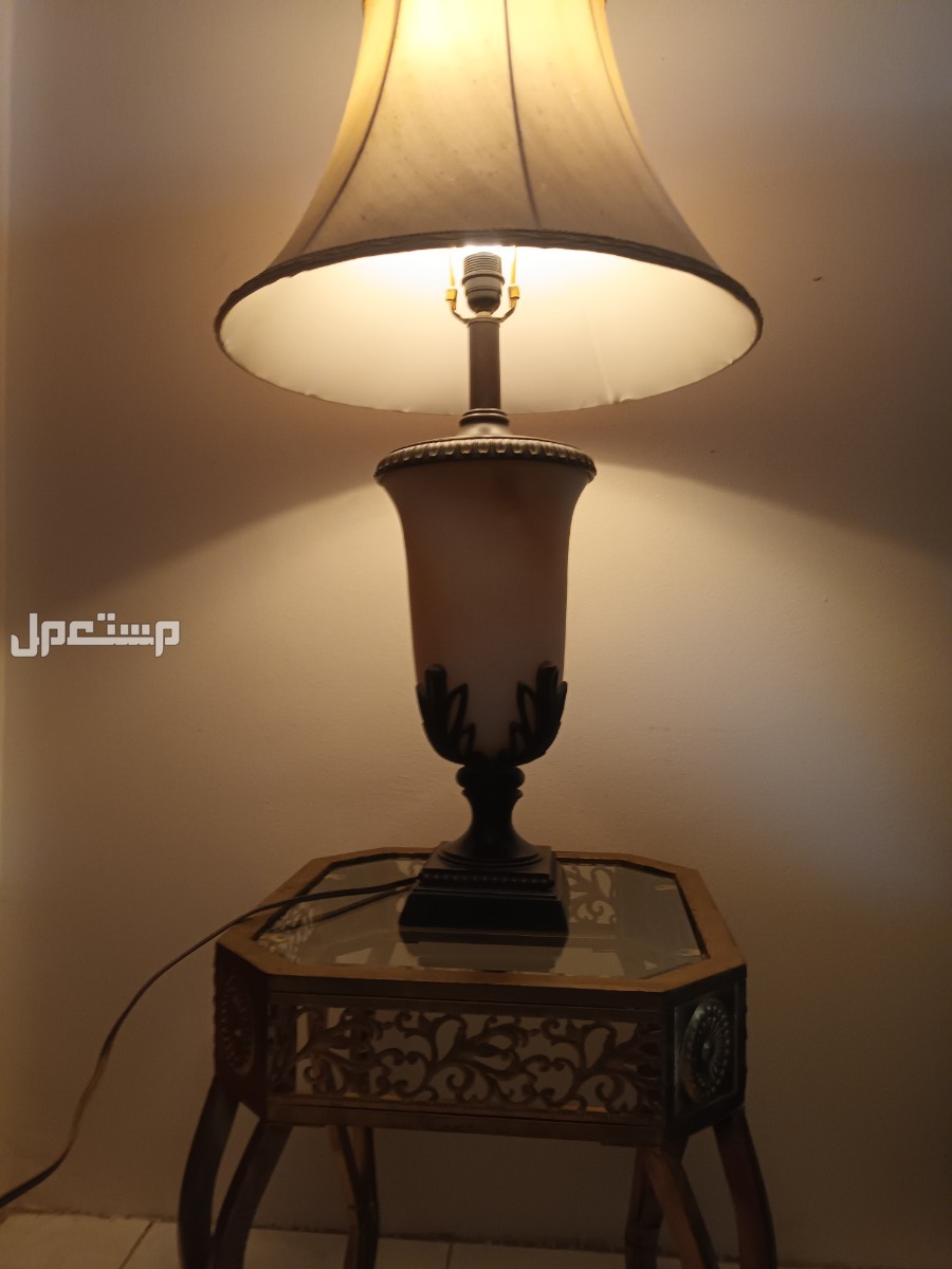أباجورة كبيرة مع طاولة مستعملة للبيع