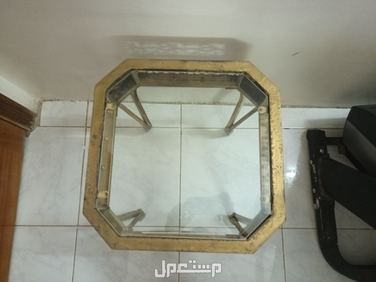 أباجورة كبيرة مع طاولة مستعملة للبيع