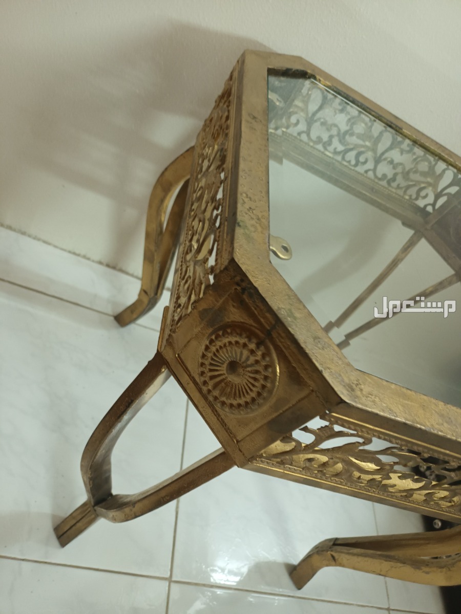 أباجورة كبيرة مع طاولة مستعملة للبيع