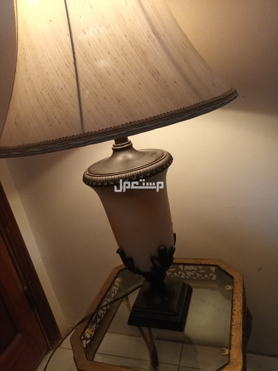 أباجورة كبيرة مع طاولة مستعملة للبيع