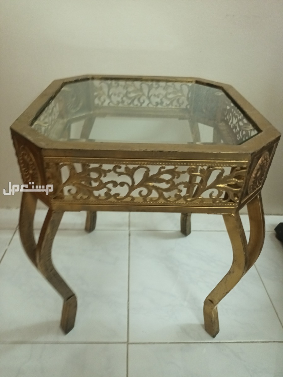 أباجورة كبيرة مع طاولة مستعملة للبيع