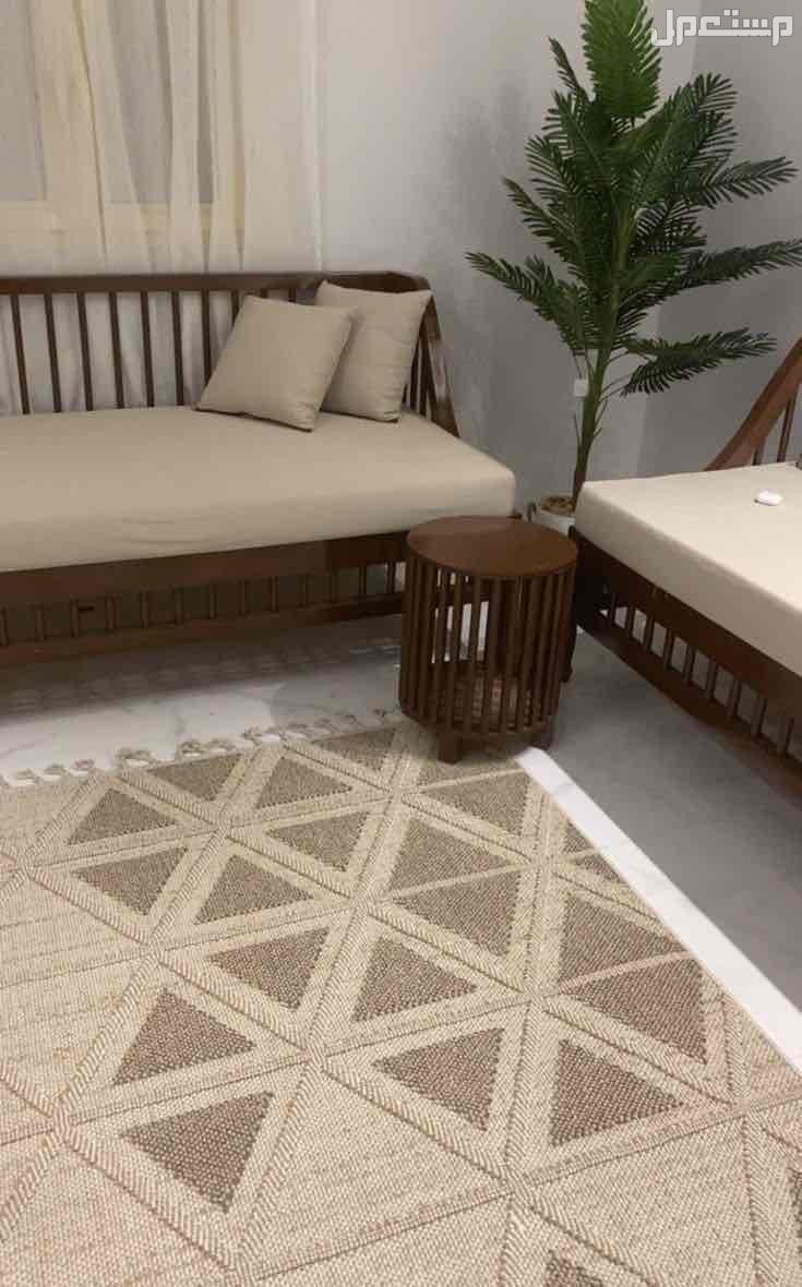 اربع كراسي وطاولات