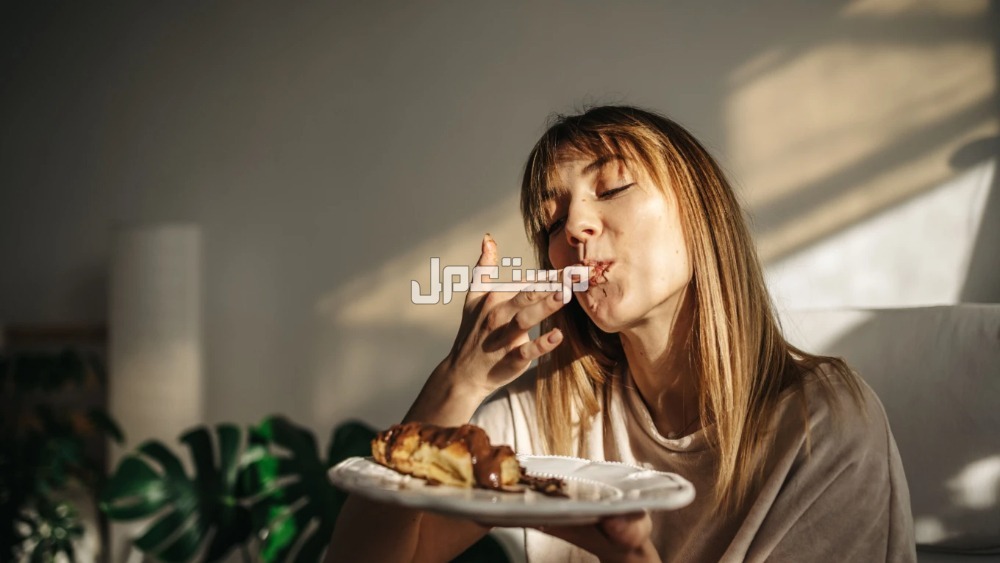 ما تفسير تناول الطعام في المنام لابن سيرين؟ تفسير الأكل الكثير في المنام للعزباء