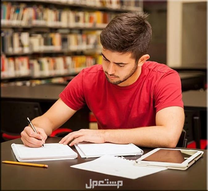 دعاء الاختبارات.. 10 أدعية مستجابة قبل وبعد الامتحان طالب يذاكر في مكتبة