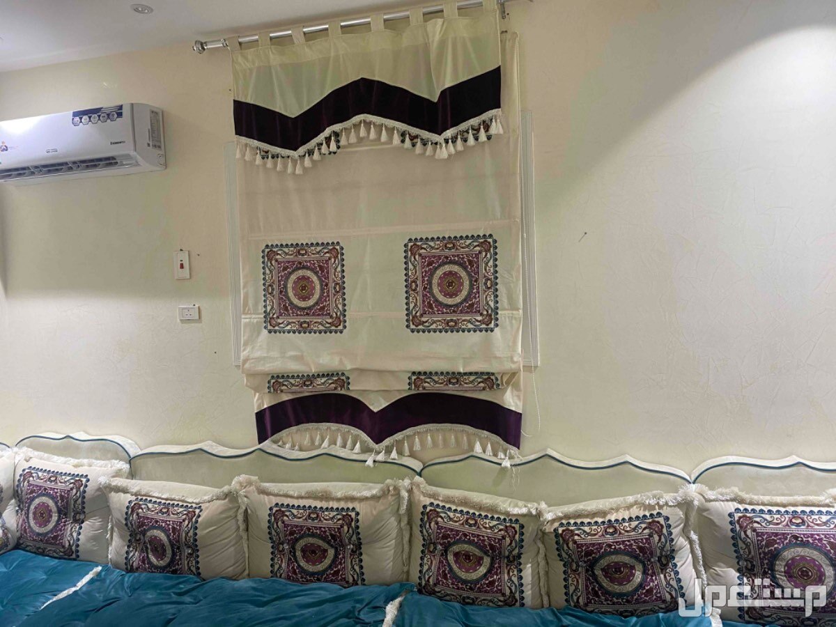 كنب للبيع نظيف مع الستارة