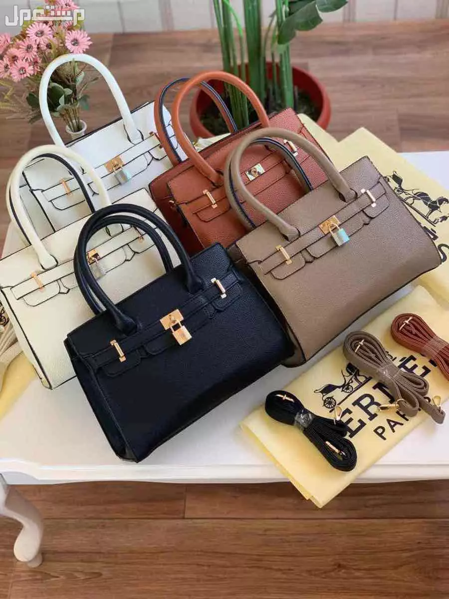 عرض 3 شنط مع 3 ارواج جافه وسايله و 3 مناكير