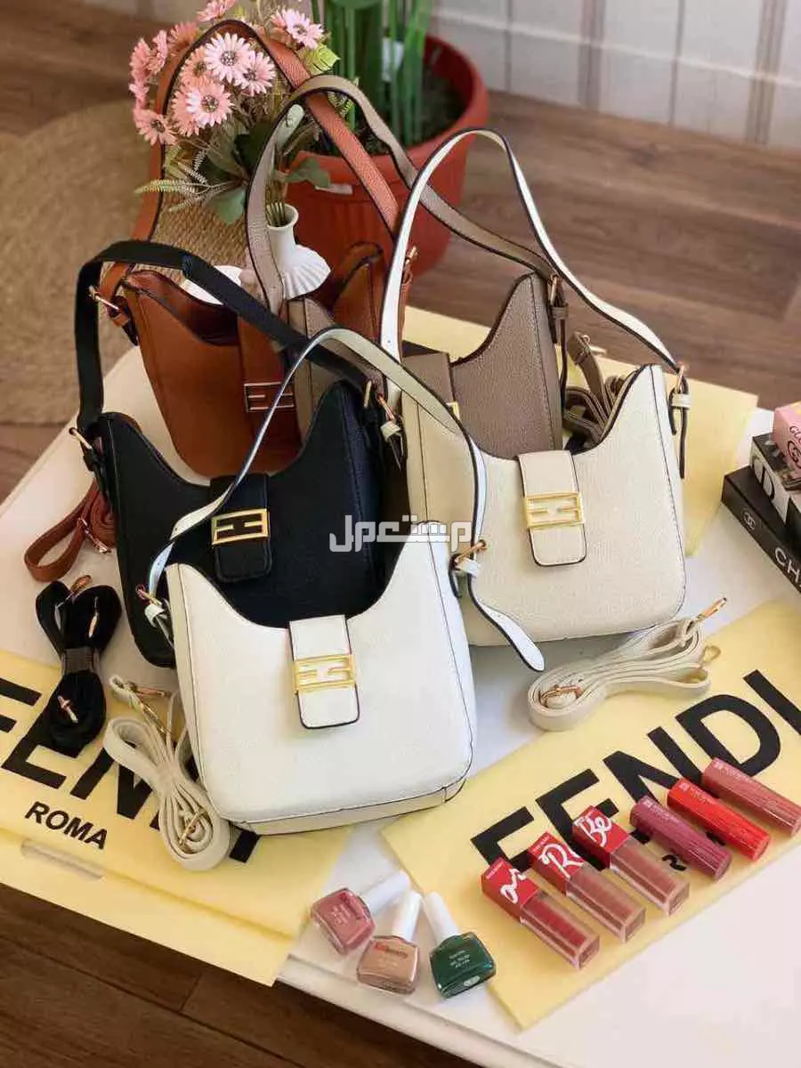 عرض 3 شنط مع 3 ارواج جافه وسايله و 3 مناكير