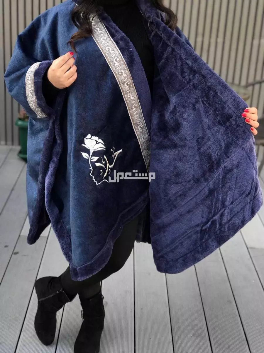 السعر 170ريال سعودي فقط🌹كولكشن الشتاء🧥🧥 ◽شال الموسم 🧣 ▪️مناسب للجنسين (رجالي، نسائي) ▪️قماش رائع وخامه ممتازه. ▪️شال مبطن بفرو . ▪️مقاس موحد✅ ▪️تطريز الاسم او عبارة حسب الطلب🪡 ▪️متوفر ب