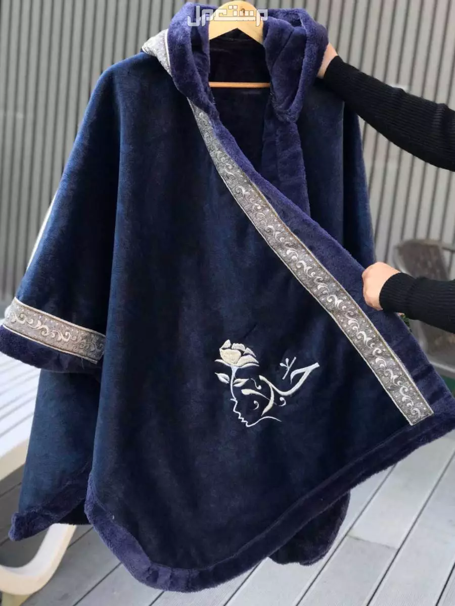 السعر 170ريال سعودي فقط🌹كولكشن الشتاء🧥🧥 ◽شال الموسم 🧣 ▪️مناسب للجنسين (رجالي، نسائي) ▪️قماش رائع وخامه ممتازه. ▪️شال مبطن بفرو . ▪️مقاس موحد✅ ▪️تطريز الاسم او عبارة حسب الطلب🪡 ▪️متوفر ب