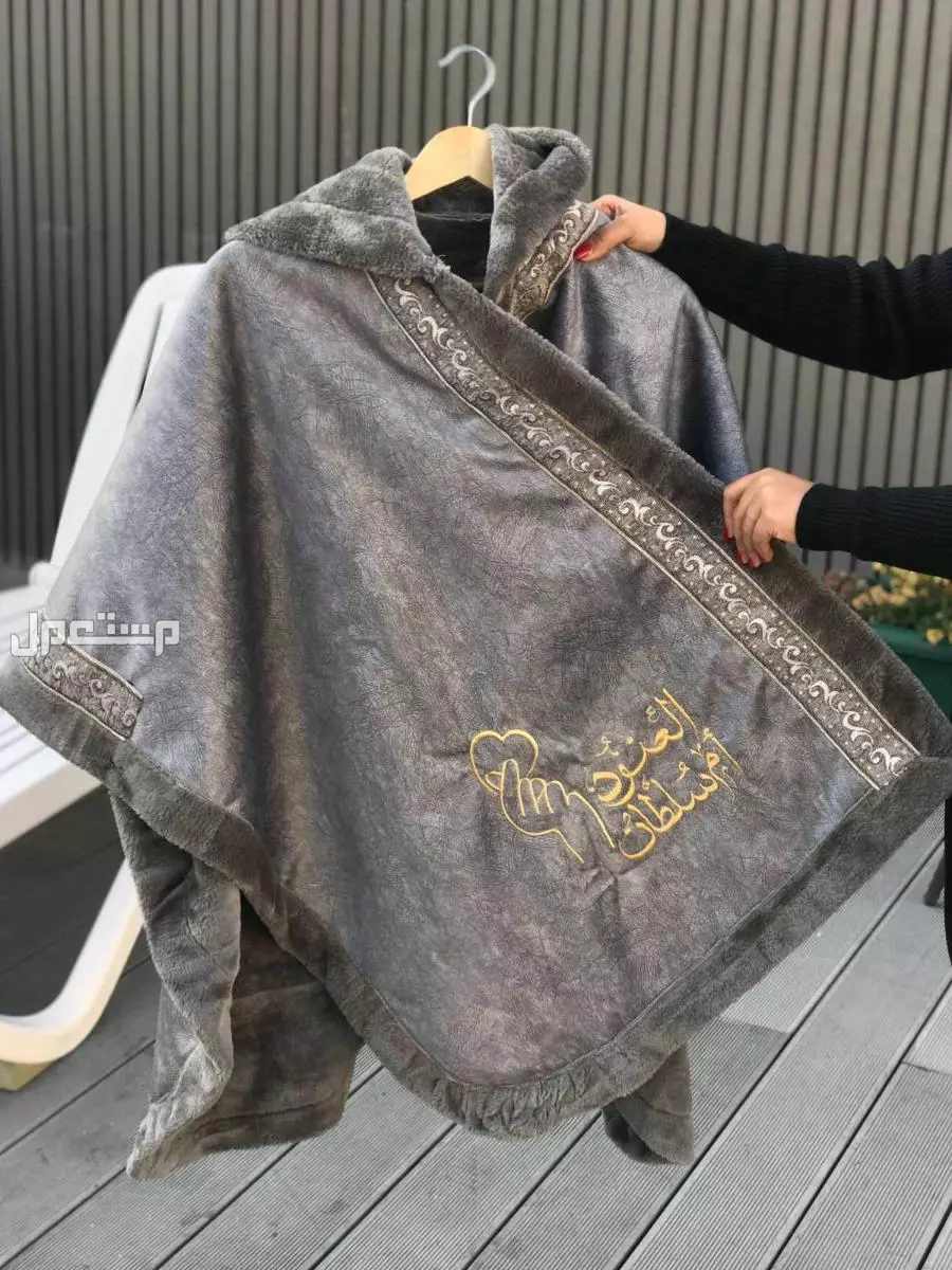 السعر 170ريال سعودي فقط🌹كولكشن الشتاء🧥🧥 ◽شال الموسم 🧣 ▪️مناسب للجنسين (رجالي، نسائي) ▪️قماش رائع وخامه ممتازه. ▪️شال مبطن بفرو . ▪️مقاس موحد✅ ▪️تطريز الاسم او عبارة حسب الطلب🪡 ▪️متوفر ب