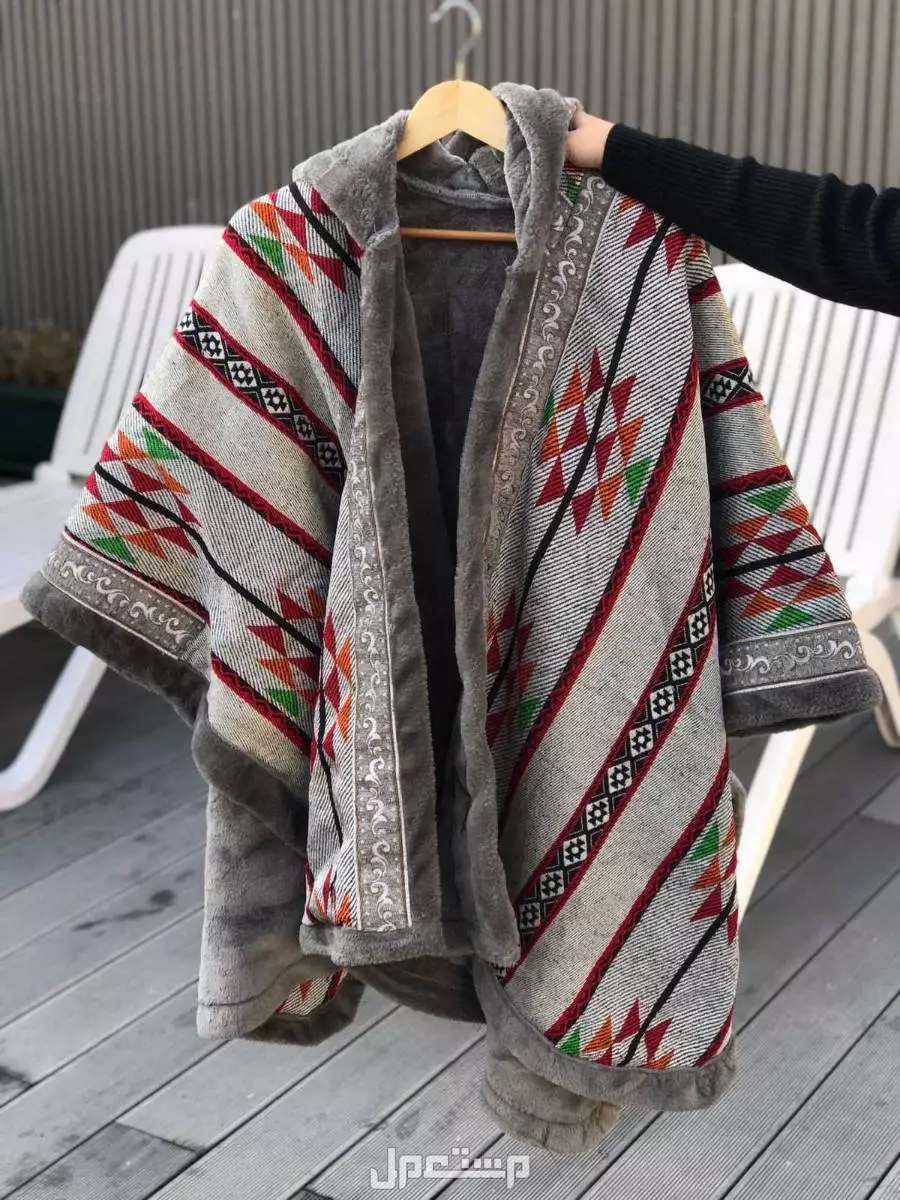 السعر 170ريال سعودي فقط🌹كولكشن الشتاء🧥🧥 ◽شال الموسم 🧣 ▪️مناسب للجنسين (رجالي، نسائي) ▪️قماش رائع وخامه ممتازه. ▪️شال مبطن بفرو . ▪️مقاس موحد✅ ▪️تطريز الاسم او عبارة حسب الطلب🪡 ▪️متوفر ب