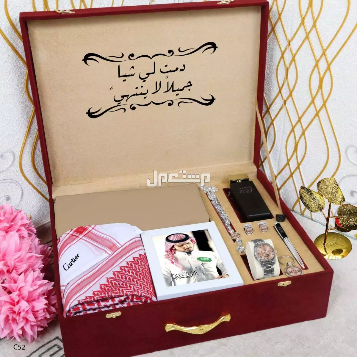 340ريال سعودي 🌹بوكس الشتاء* 🎊🎊  ✨ *كارتير*  ✨    *مكون من* 1️⃣شماغ  ماركة كارتير مقاسات (55-58-60)  2️⃣قماش شتوي  كارتير    *الملحقات*،  لوقو الجيب والرقبه وثمانية ازارير بشعار كارتير 3️⃣