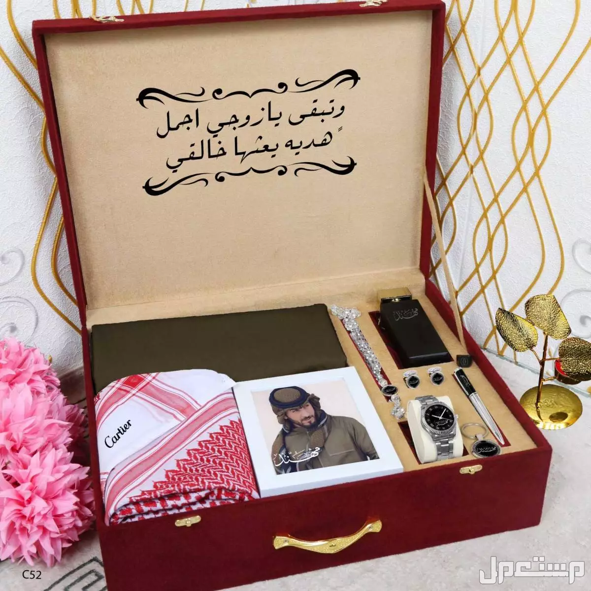 340ريال سعودي 🌹بوكس الشتاء* 🎊🎊  ✨ *كارتير*  ✨    *مكون من* 1️⃣شماغ  ماركة كارتير مقاسات (55-58-60)  2️⃣قماش شتوي  كارتير    *الملحقات*،  لوقو الجيب والرقبه وثمانية ازارير بشعار كارتير 3️⃣