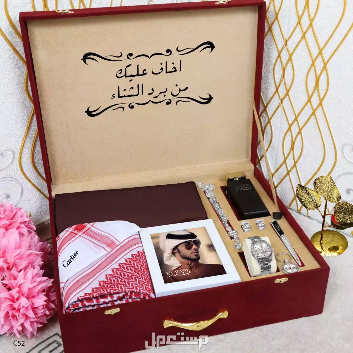 340ريال سعودي 🌹بوكس الشتاء* 🎊🎊  ✨ *كارتير*  ✨    *مكون من* 1️⃣شماغ  ماركة كارتير مقاسات (55-58-60)  2️⃣قماش شتوي  كارتير    *الملحقات*،  لوقو الجيب والرقبه وثمانية ازارير بشعار كارتير 3️⃣