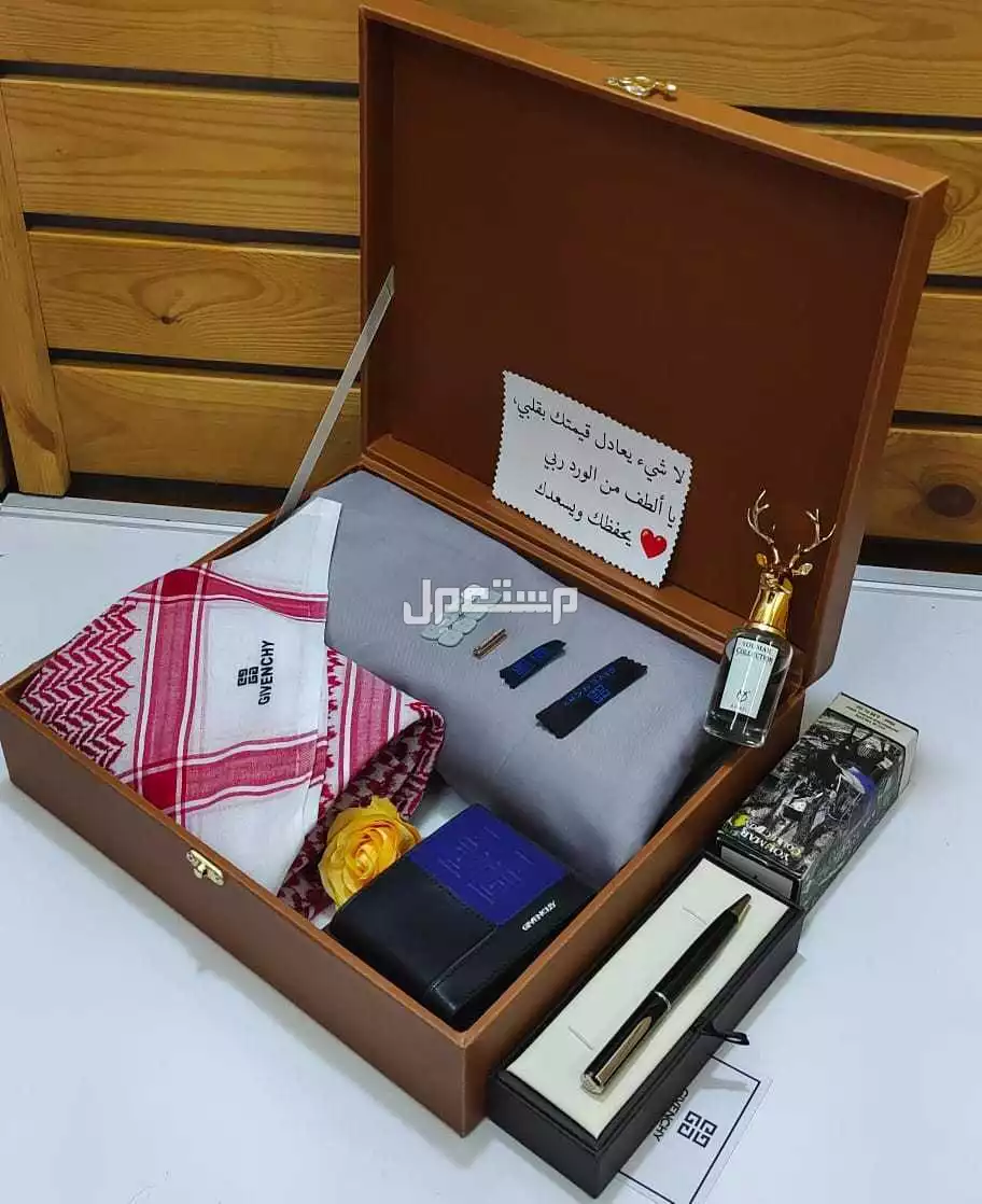 السعر 300ريال سعودي 🌹اقووووى عرووووض 🎊   ⚡ طقم مكونه من 🎊    ⚡ قماش جفنشي شتوي جوده ممتازه طول 3 متر ونص عرض عرضين 🎁 مع 8زراير جفنشي مع الوقو حق الجيب و الرقبه 🎁     ⚡ قلم جفنشي درجه او