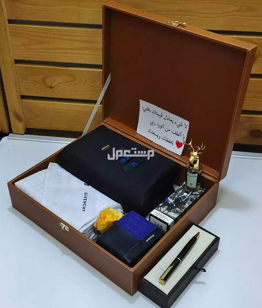 السعر 300ريال سعودي 🌹اقووووى عرووووض 🎊   ⚡ طقم مكونه من 🎊    ⚡ قماش جفنشي شتوي جوده ممتازه طول 3 متر ونص عرض عرضين 🎁 مع 8زراير جفنشي مع الوقو حق الجيب و الرقبه 🎁     ⚡ قلم جفنشي درجه او