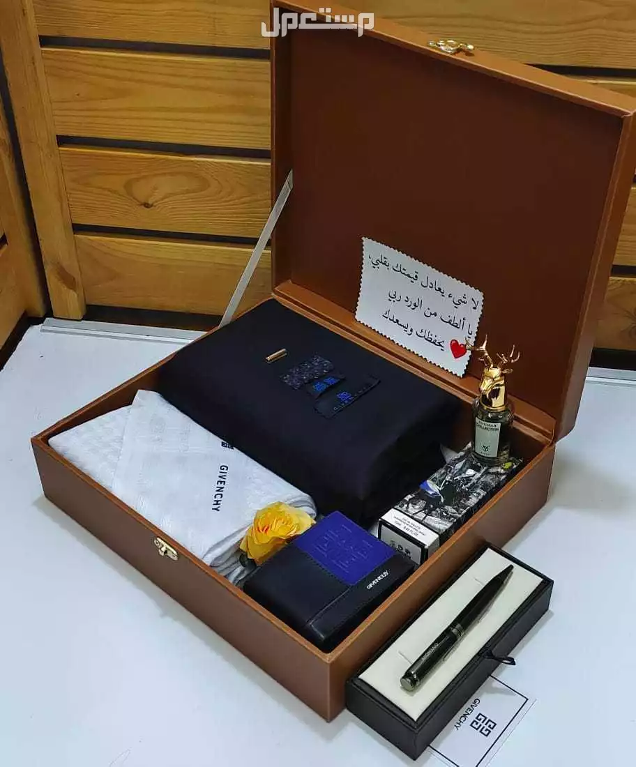 السعر 300ريال سعودي 🌹اقووووى عرووووض 🎊   ⚡ طقم مكونه من 🎊    ⚡ قماش جفنشي شتوي جوده ممتازه طول 3 متر ونص عرض عرضين 🎁 مع 8زراير جفنشي مع الوقو حق الجيب و الرقبه 🎁     ⚡ قلم جفنشي درجه او