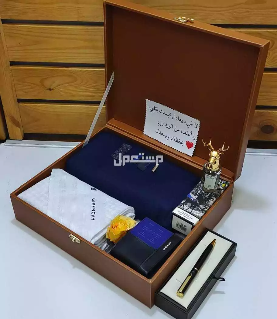 السعر 300ريال سعودي 🌹اقووووى عرووووض 🎊   ⚡ طقم مكونه من 🎊    ⚡ قماش جفنشي شتوي جوده ممتازه طول 3 متر ونص عرض عرضين 🎁 مع 8زراير جفنشي مع الوقو حق الجيب و الرقبه 🎁     ⚡ قلم جفنشي درجه او